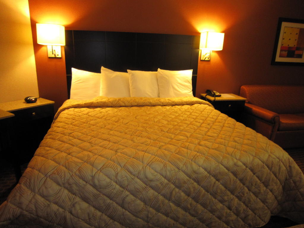 Red Carpet Inn And Suites Monmouth Junction חדר תמונה